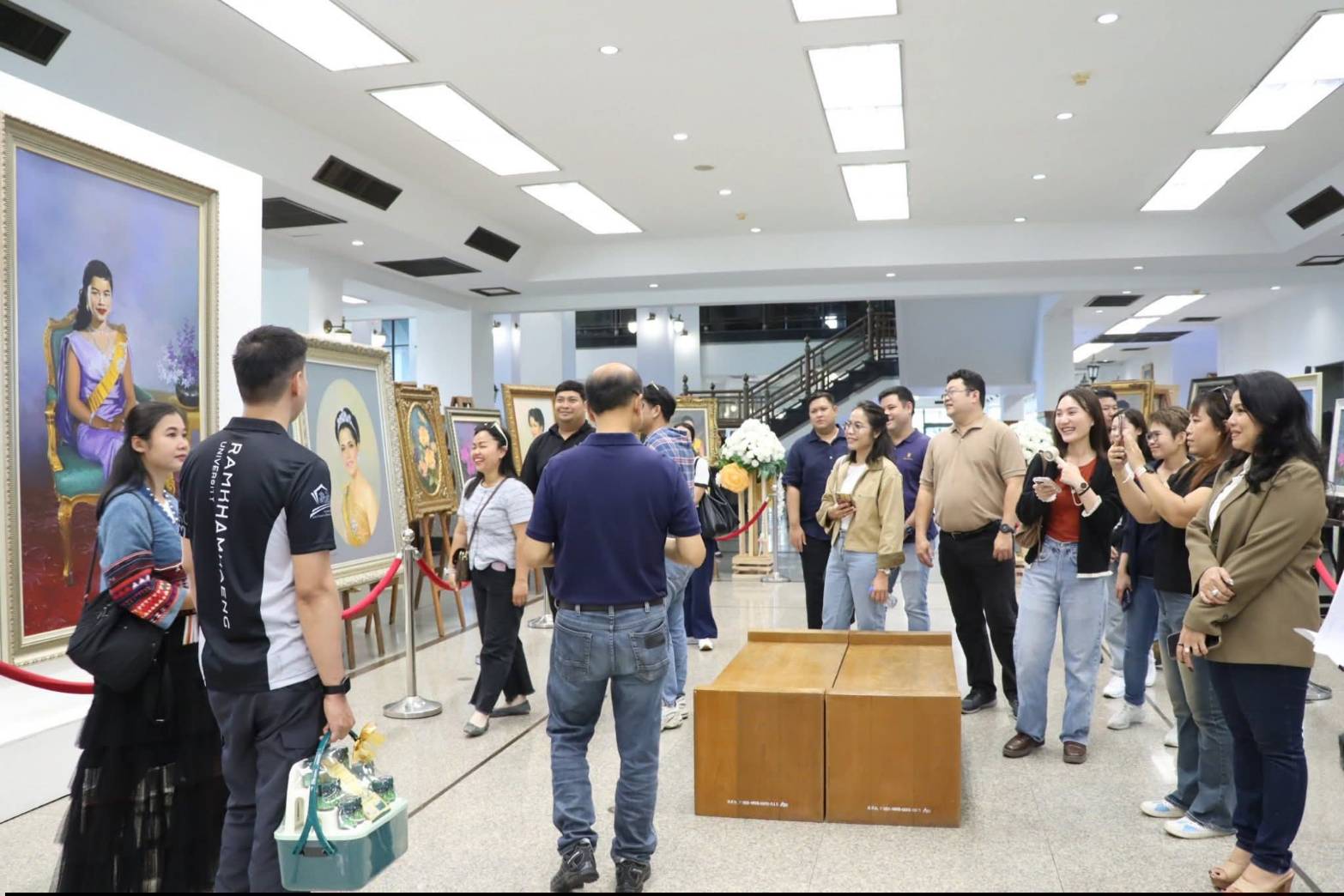 title - ผอ.ศพส. ให้การต้อนรับ คณะนักศึกษาโครงการรัฐประศาสนศาสตรมหาบัณฑิต รุ่นที่ 18 มหาวิทยาลัยรามคำแหง เข้าเยี่ยมชมแผนกฝึกอบรมทั้ง 12 แผนก และพื้นที่ภายในศูนย์ส่งเสริมและพัฒนาอาชีพเสริมนอกภาคการเกษตร